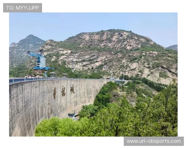 车手在青龙峡赛段挑战地质奇特的自然景观