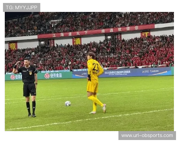 霍芬海姆门将扑救点球后激动落泪，比赛情绪高涨